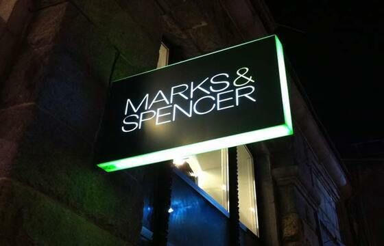 Вывеска на кронштейне для магазина