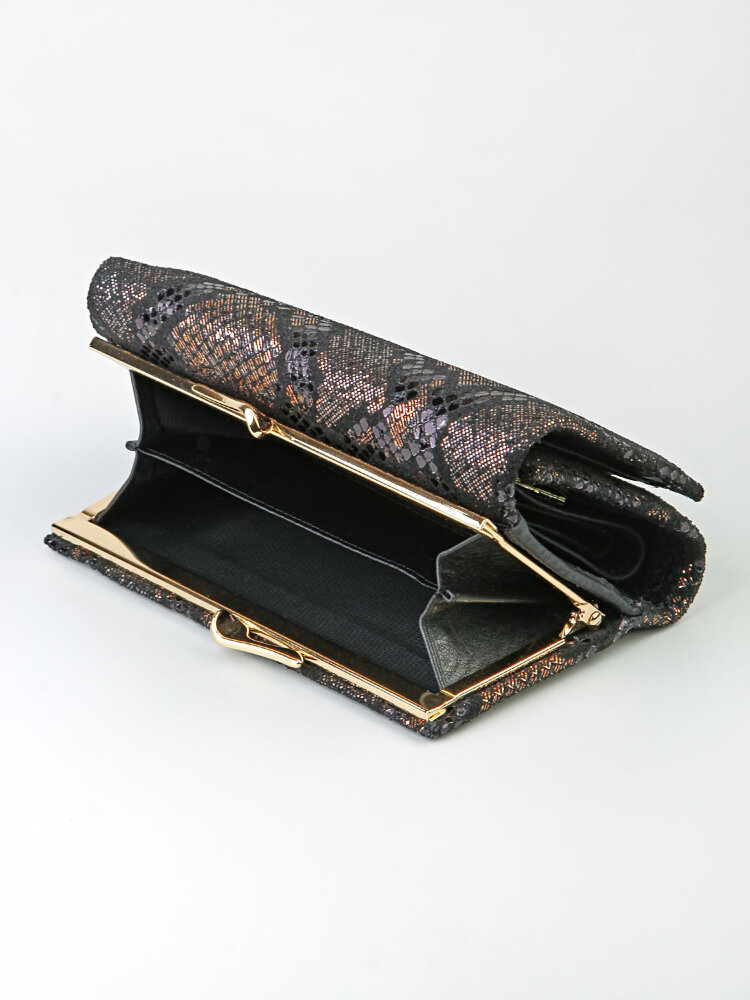 Кошелек в три сложения женский. Изделие выполнено из натуральной кожи. Имеет несколько отделений. Закрывается на магнит.