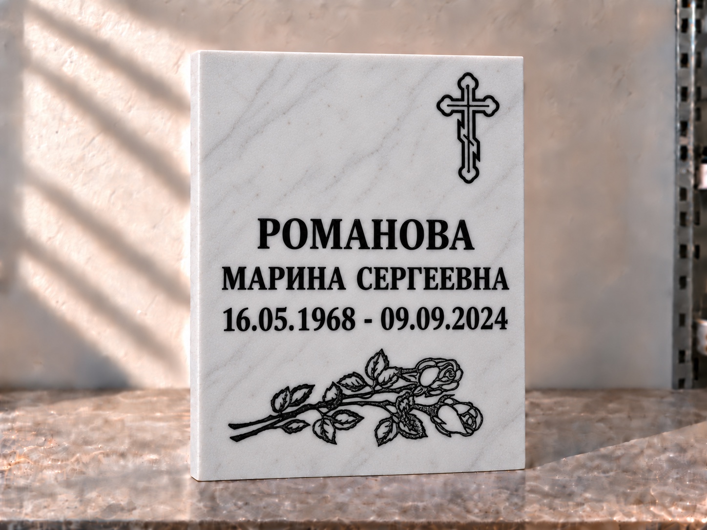 Мраморная табличка с крестом и розами