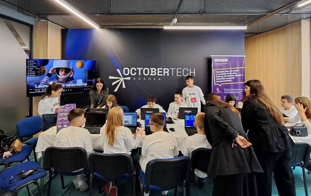 kids building coding projects at an Algorithmics school