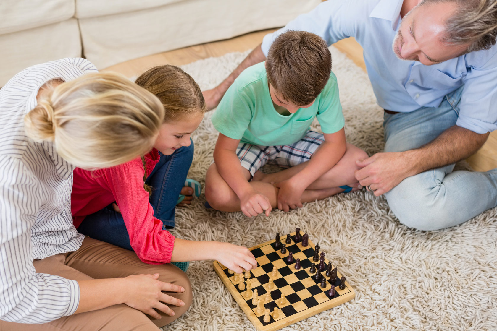 Семейные игры в библиотеке. Семья играет в шахматы. Шахматы для детей. Шахматы всей семьей. Дети с родителями играют в шахматы.