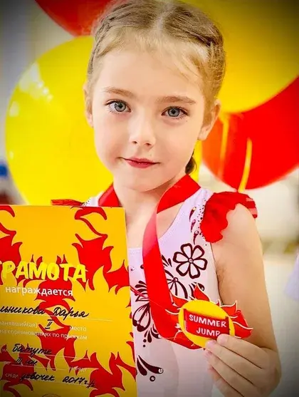 Ученица с медалью и грамотой