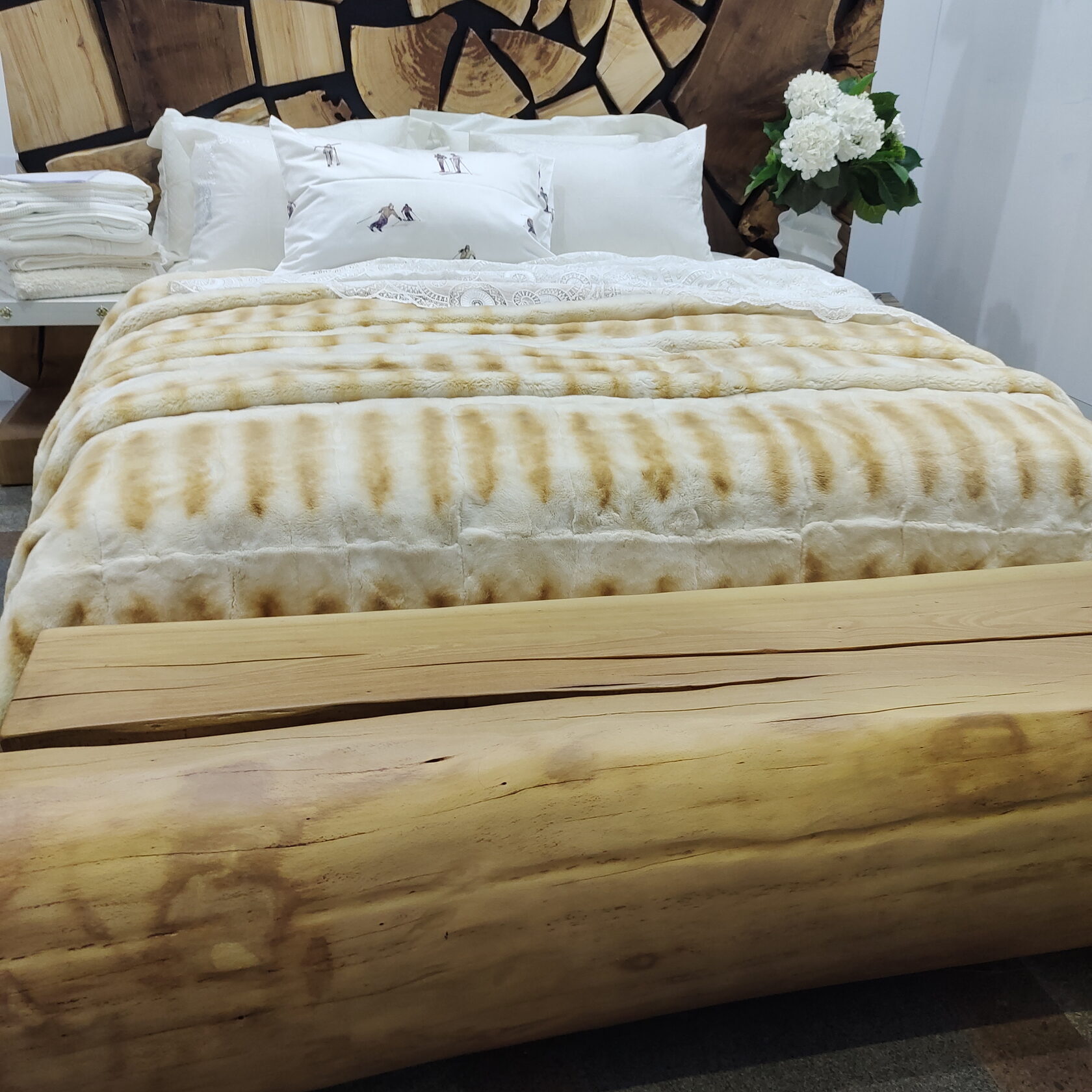 Покрывало шиншилла рекс натуральный мех 250 х 260 карамельные и ванильные полосы