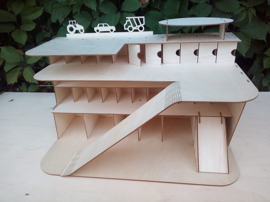 Маленькая парковка с вертолетной площадкой из фанеры