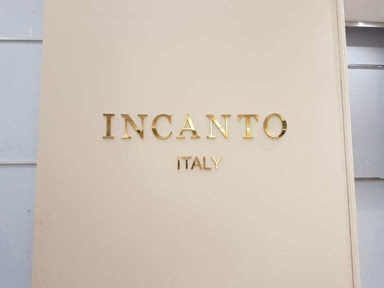 Вывеска из золотых букв INCANTO