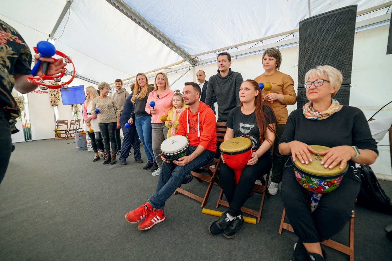 Корпоратив мероприятия или организации может пройти радостно и интересно! Участники тимбилдинга играют на маракасах и тамбуринах, отстукивают ритм на музыкальных трубках booomwhakers под аккомпанемент африканского барабана. 