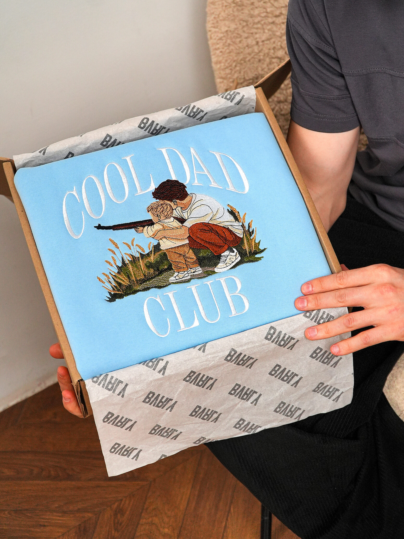 Плотная вышивка Cool Dad Club на голубой футболке в фирменной упаковке