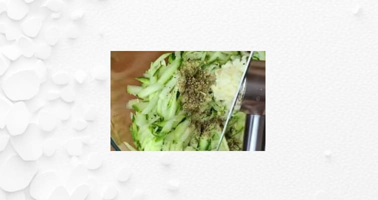 Приготовление омлета с кабачком и сыром на сковороде: шаг 5