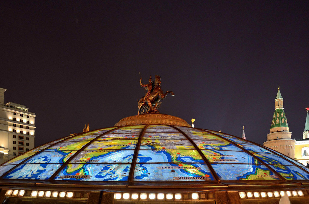 Вылитый из стекла купол разворачивается на 360° за 24 часа и показывает время в разных городах мира. Вершину украшает скульптура Георгия Победоносца. Фото: Ruscow / Openverse