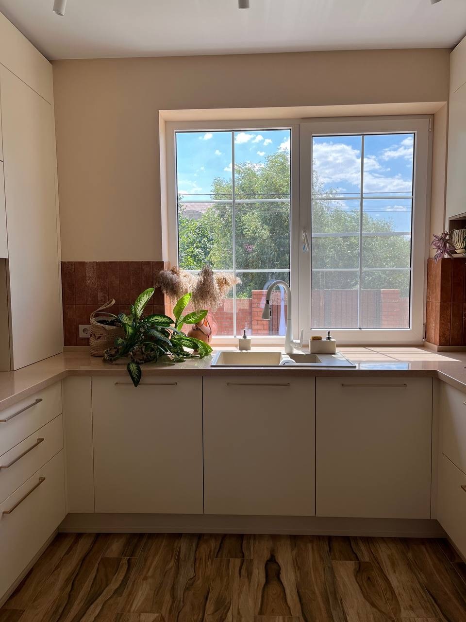 Кухня с терракотовым фартуком и открытой нишей на заказ, Краснодар