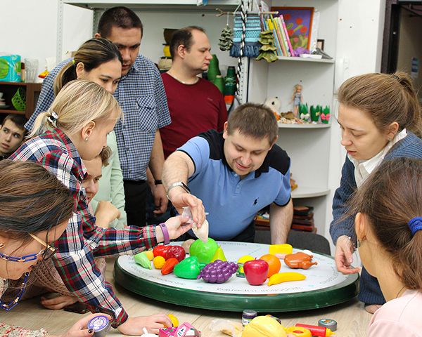 Молодые люди в инклюзивной мастерской