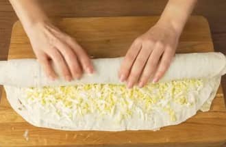 Приготовление рулета из лаваша с рыбными консервами, яйцом, сыром и зеленью: шаг 11