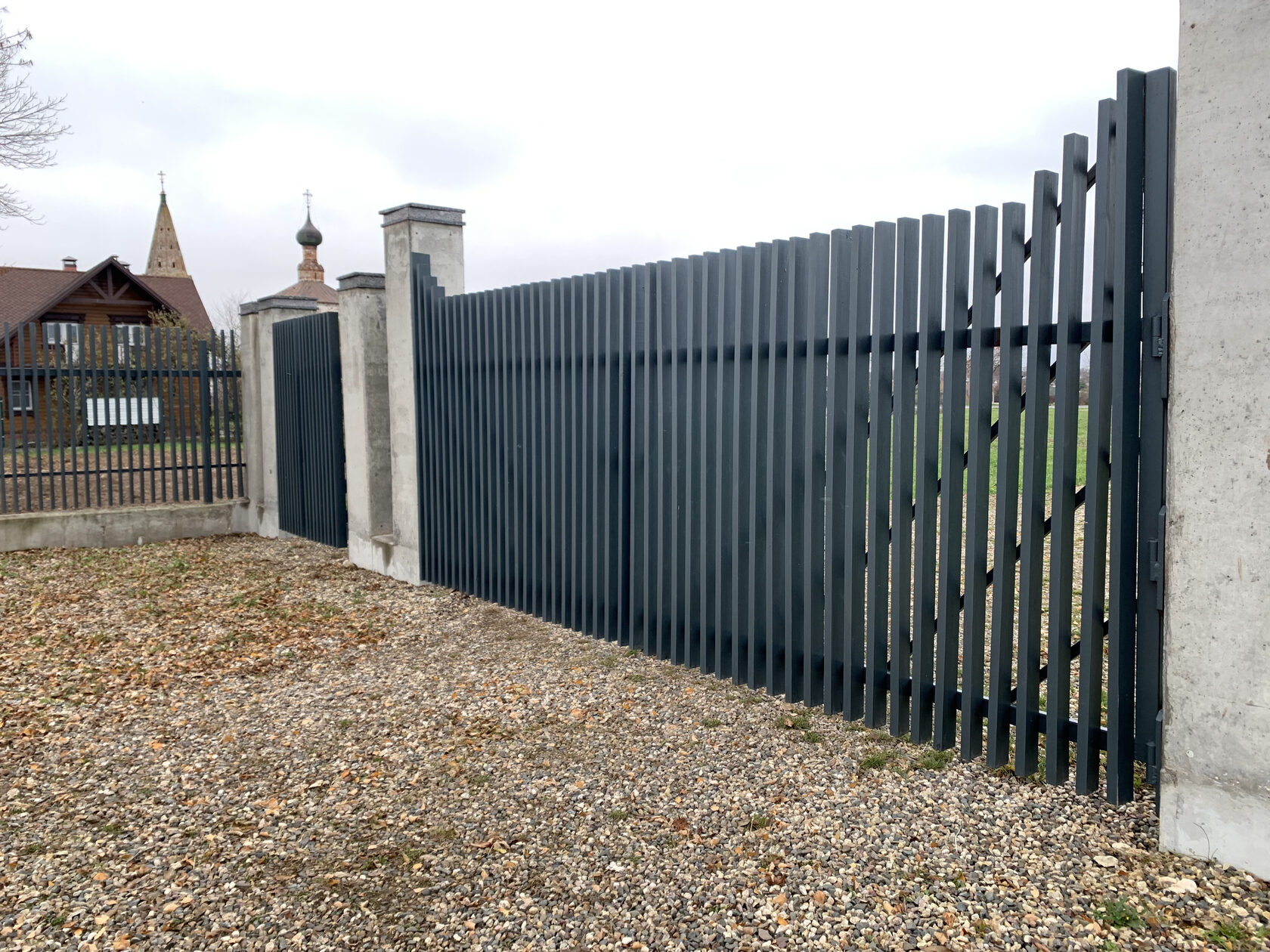 Забор из профнастила под ключ. Забор из профнастила под ключ. Забор из евроштакетника 3 метра. Профлист для забора с 18. Ral 7005 забор.