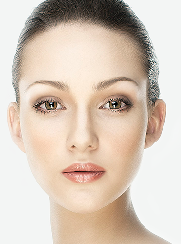 Девушка с красивыми ламинированными бровями 