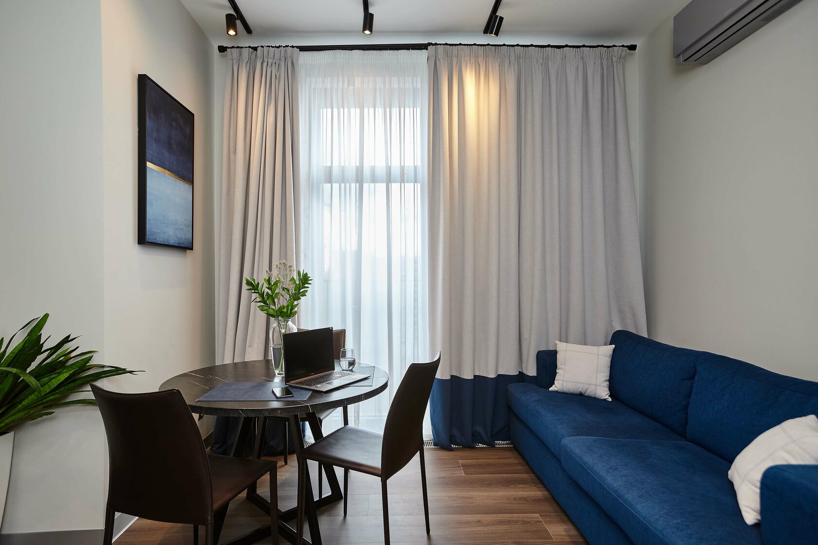 Зиларт - Дизайн интерьера спальни, диван, стол, стулья