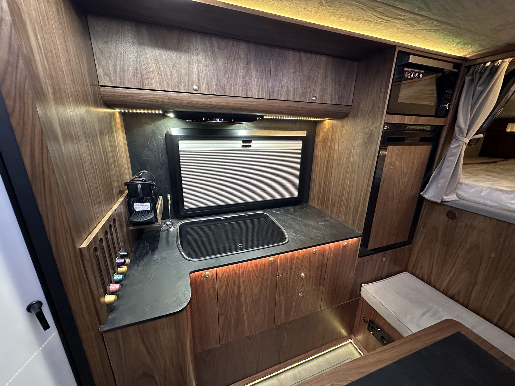 Кофеварка на кухне Piligrim Camper 500LX — утренний ритуал в дороге