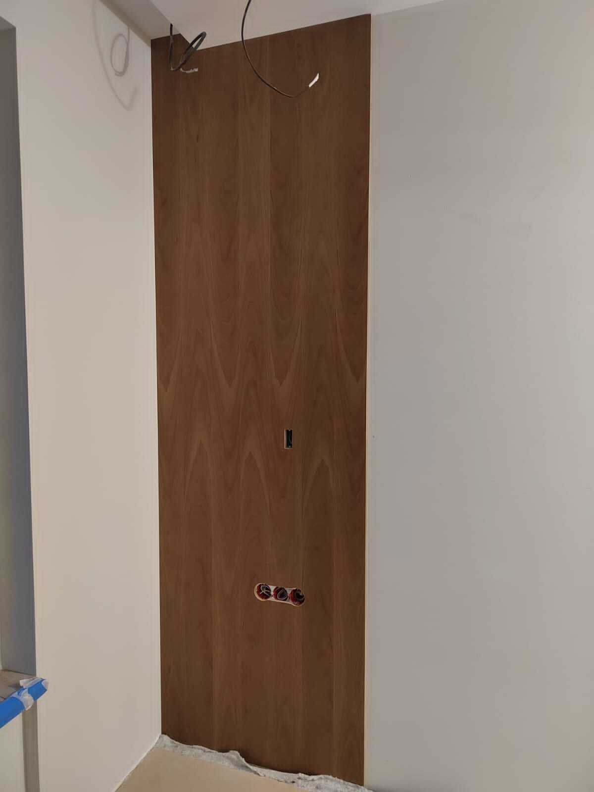 Уютный уголок с настенными панелями из МДФ в шпоне американский орех