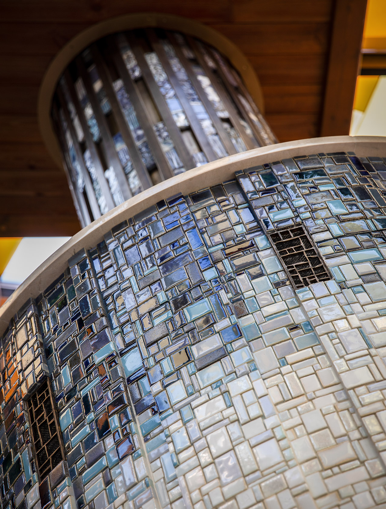 Керамический декор камина в сине-белой цветовой гамме с дизайнерской вентиляционной решеткой, верхняя мраморная крышка Crema Marfil