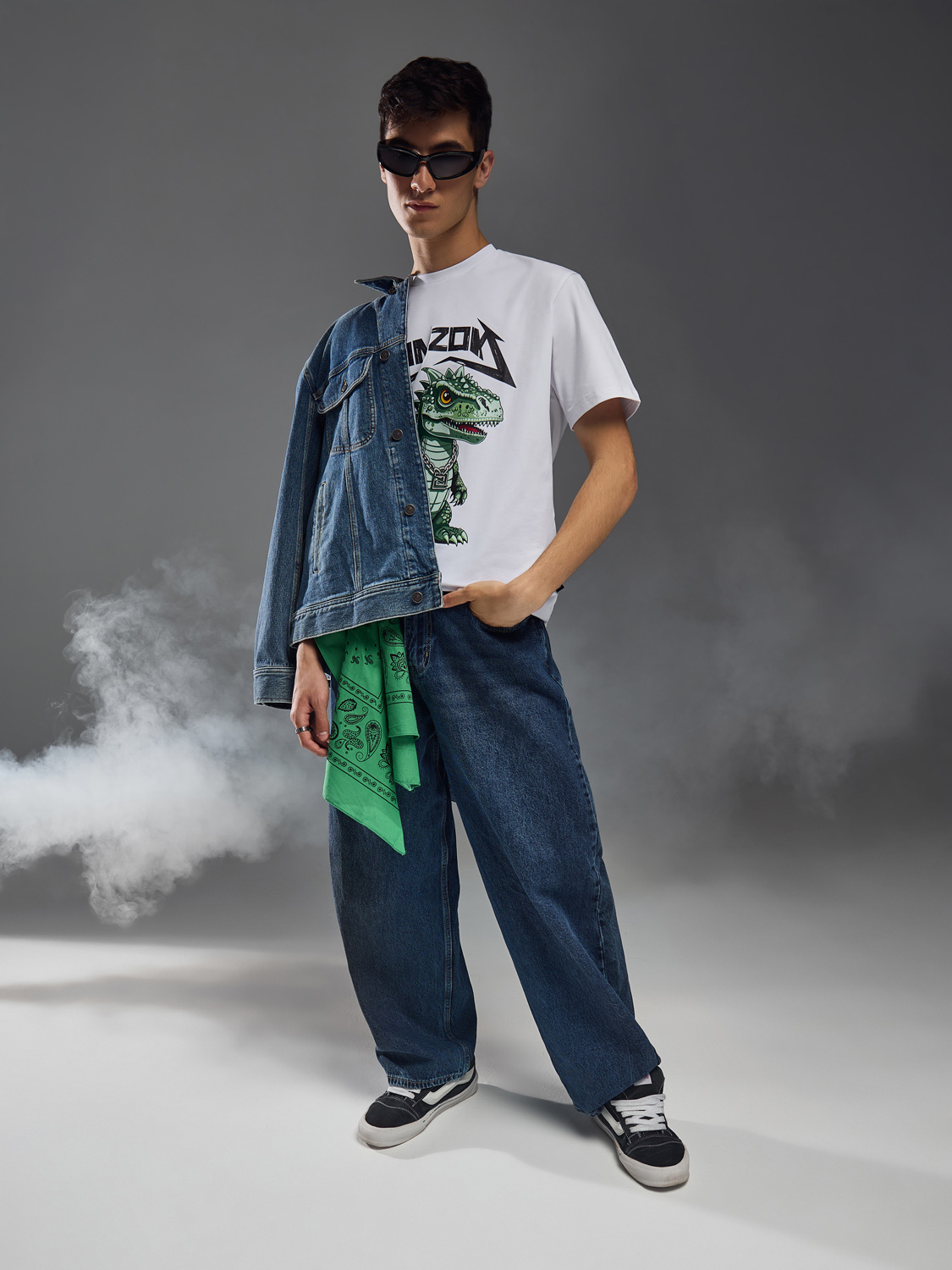 студийная профессиональная съемка одежды с дым машиной