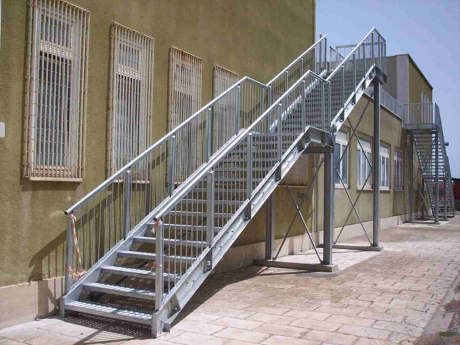 Street metal. П2 - маршевая лестница. Пожарная эвакуационная лестница наружная. Одномаршевая эвакуационная лестница. Одномаршевая наружная эвакуационная лестница.