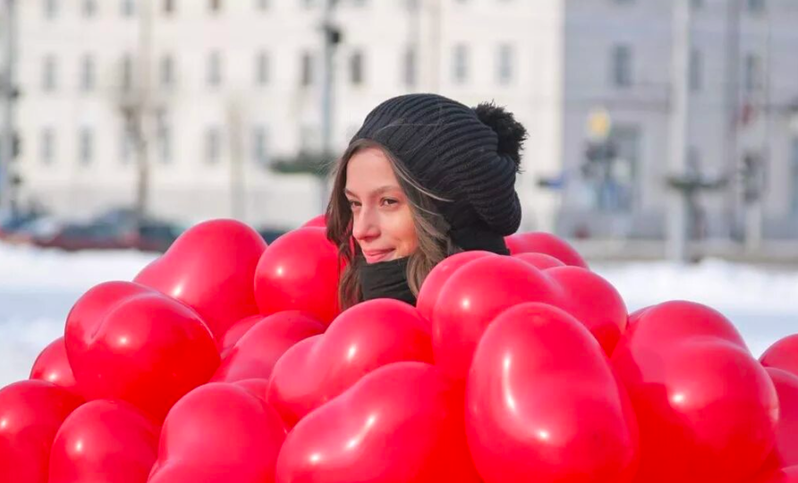 Фотосессия с шарами на улице. Зимняя фотосессия с воздушными шарами. Фотосессия с шарами зимой. Фотосессия с воздушными шарами зимой.