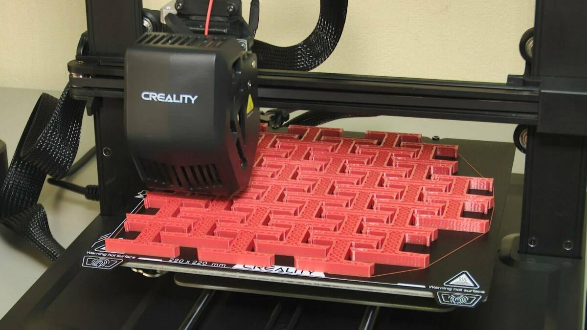 «Каждая деталь спасает жизнь»: нижнекамцы на 3D-принтерах печатают запчасти для дронов