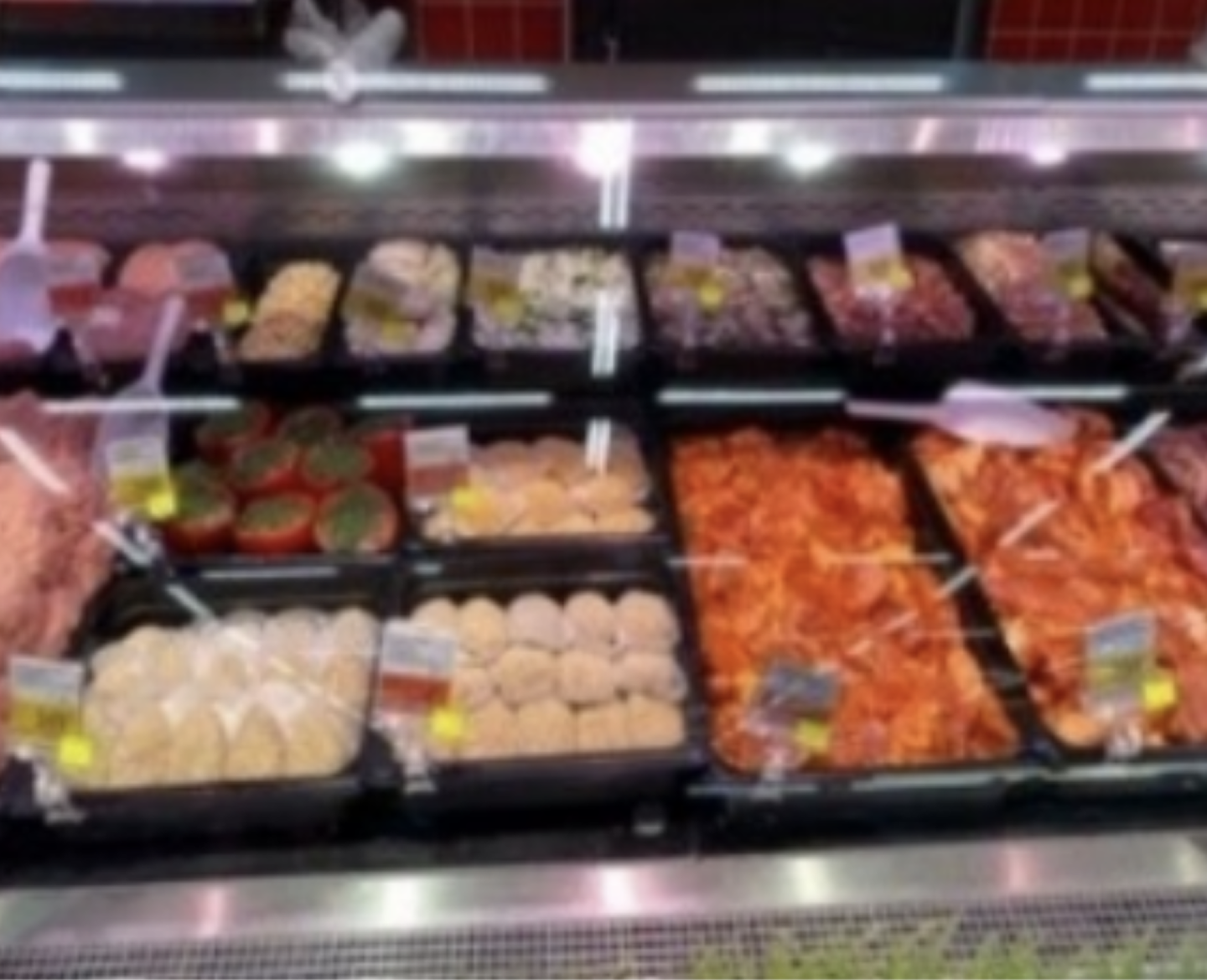 Витрина с выложенной готовой продукцией