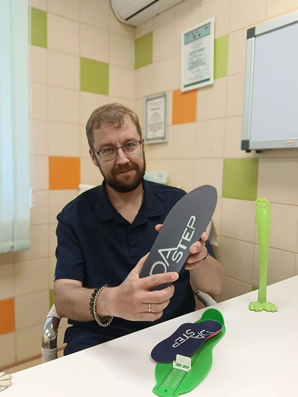 Мельник Илья Леонидович — врач, детский хирург, травматолог-ортопед — со стелькой Dastep в руках