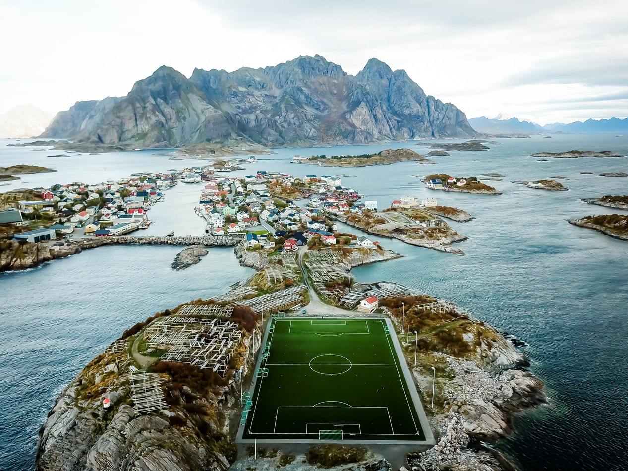 Хеннингсвер Норвегия футбольное поле