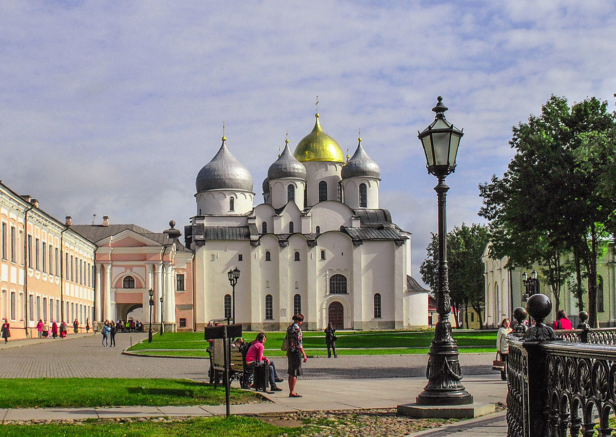 Центр новгорода. Собор Софии премудрости Божией в Новгороде. Великий Новгород Софийский собор с верху. Софийский собор в Великом Новгороде сверху. 13 Куполов Софийского собора Новгород.