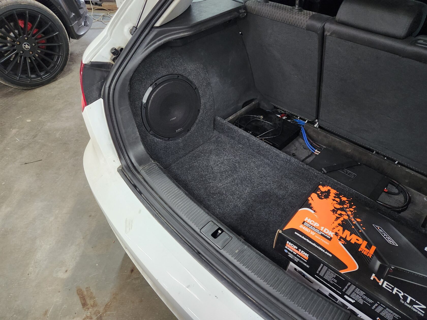 установка сабвуфера audi a3 