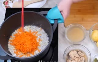 Приготовление супа из консервированной горбуши: шаг 5