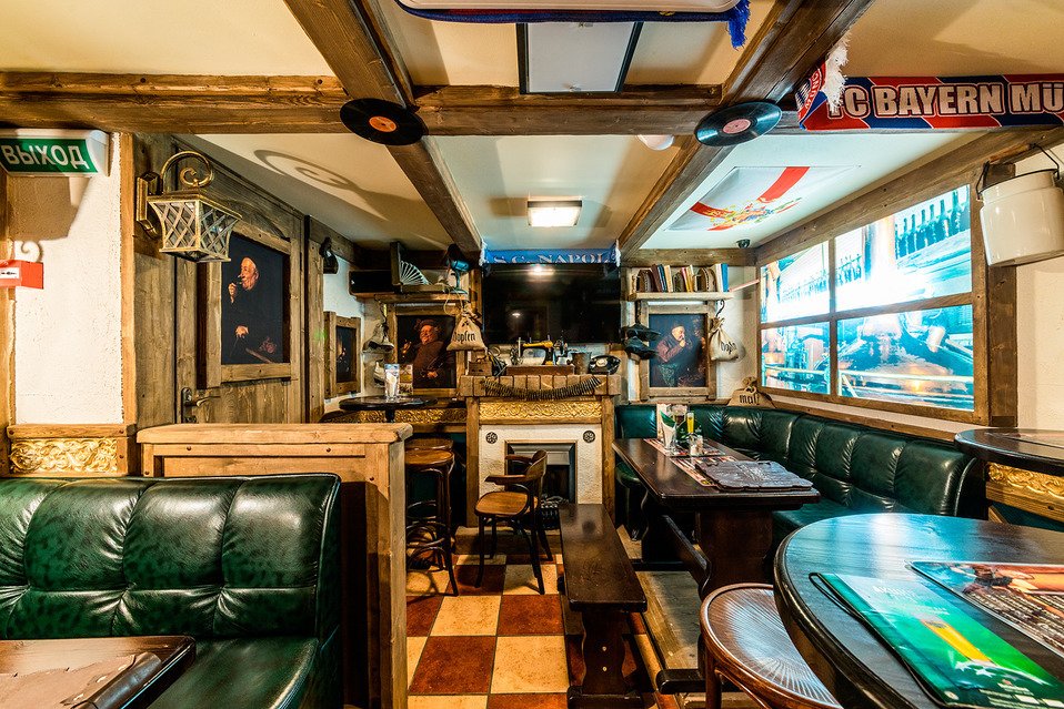 Уголок с виниловыми пластинками в Beer House