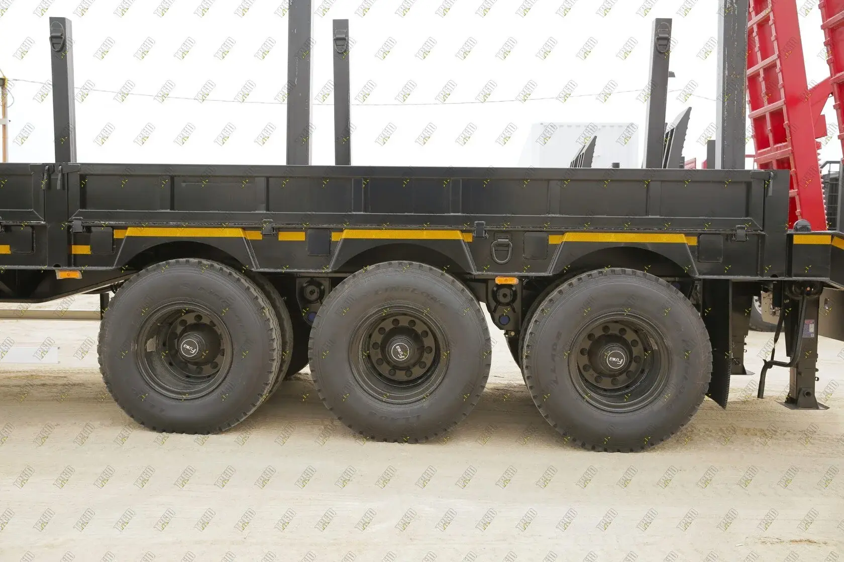 Шины размером 12R20 от компании Ling Long на трале трал AMUR LYR9606TDP