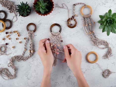 фото парня и девушки на романтическом свидании в публичном месте