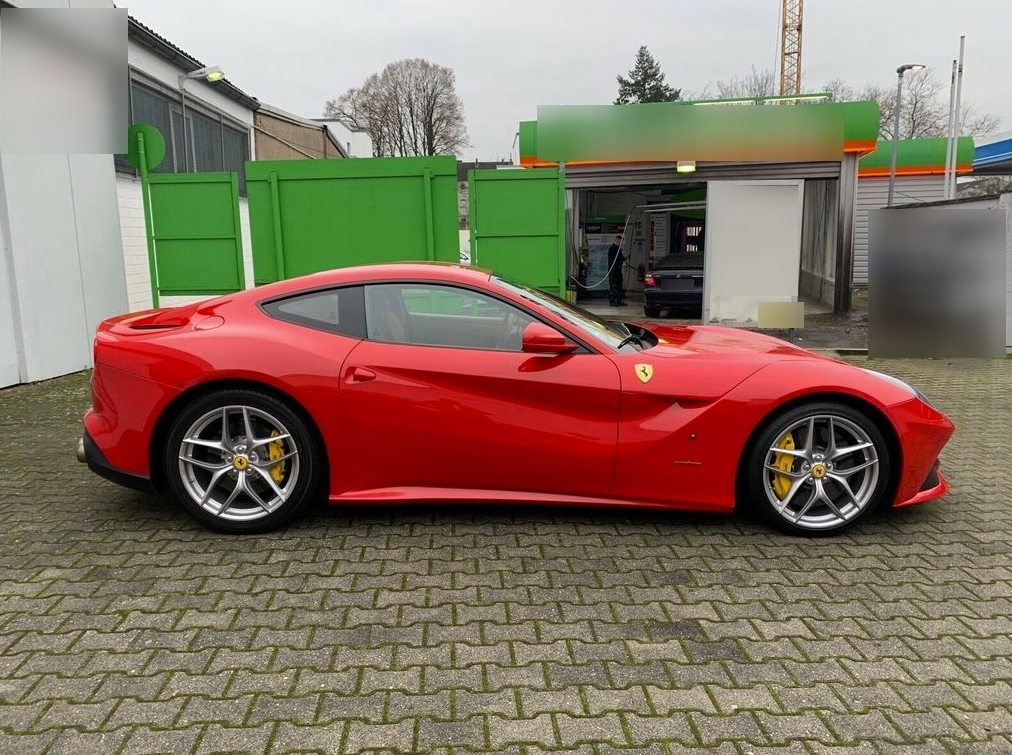 Ferrari Novitec красная