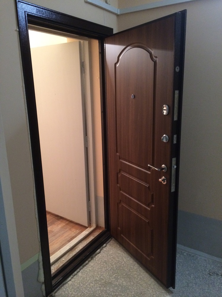 Установка дверей нижний новгород цены. Дверь в квартиру. Входные двери квартирные. Открытая дверь в квартиру. Входная дверь в квартит.