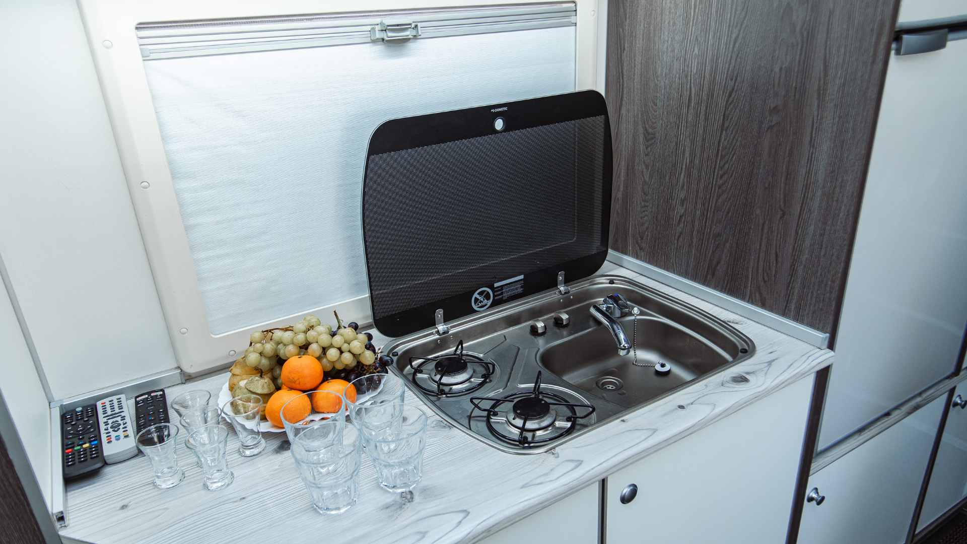 плита с варочной панелью, как часть кухни в автодоме