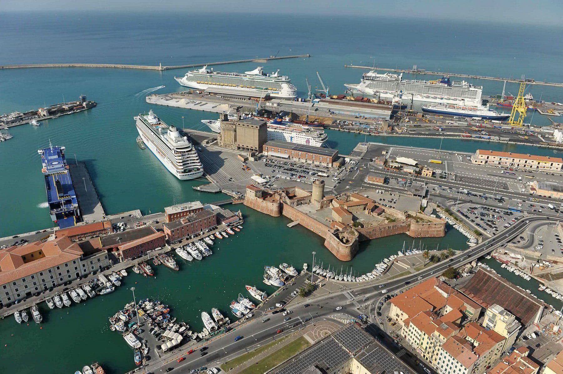 Крупные порты в океанах. Порт Ливорно Италия. Круизный порт Ливорно. Генуя морской порт. Порт Генуя Италия.
