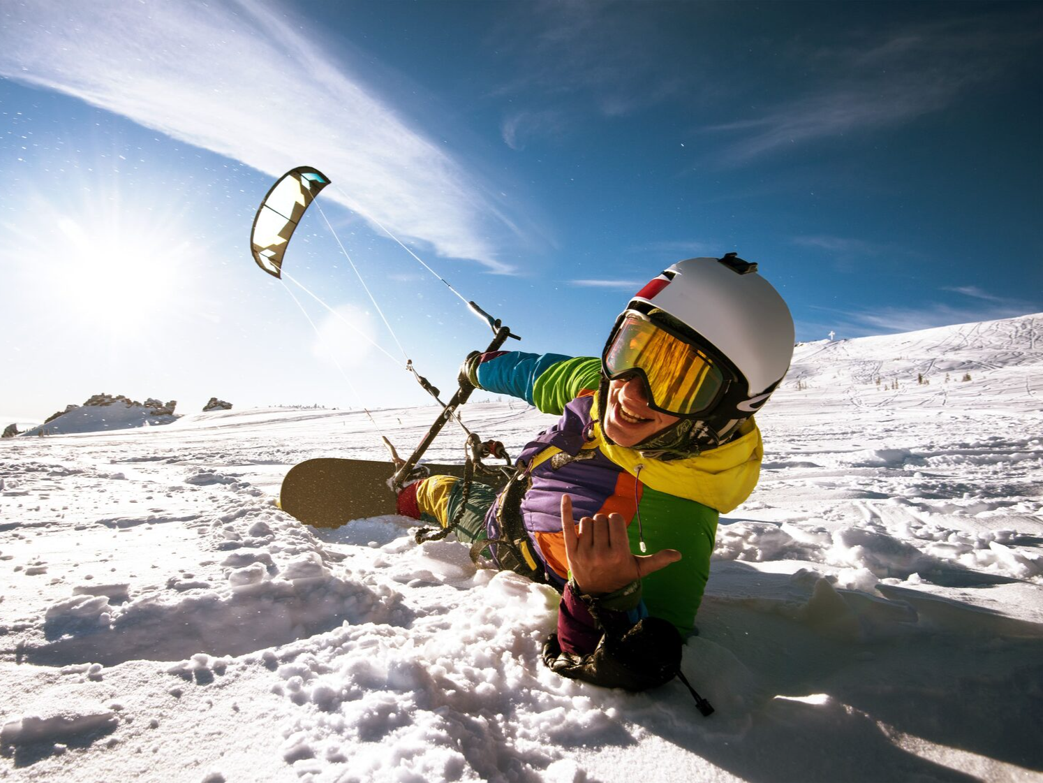 фото парня и девушки на романтическом свидании в публичном месте