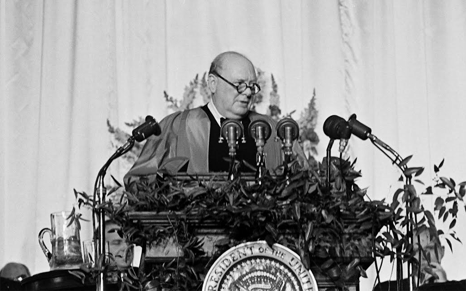 1 речь у черчилля в фултоне. Речь Черчилля 1946. Речь Уинстона Черчилля в Фултоне. Фултонская речь Черчилля 1946 фото.