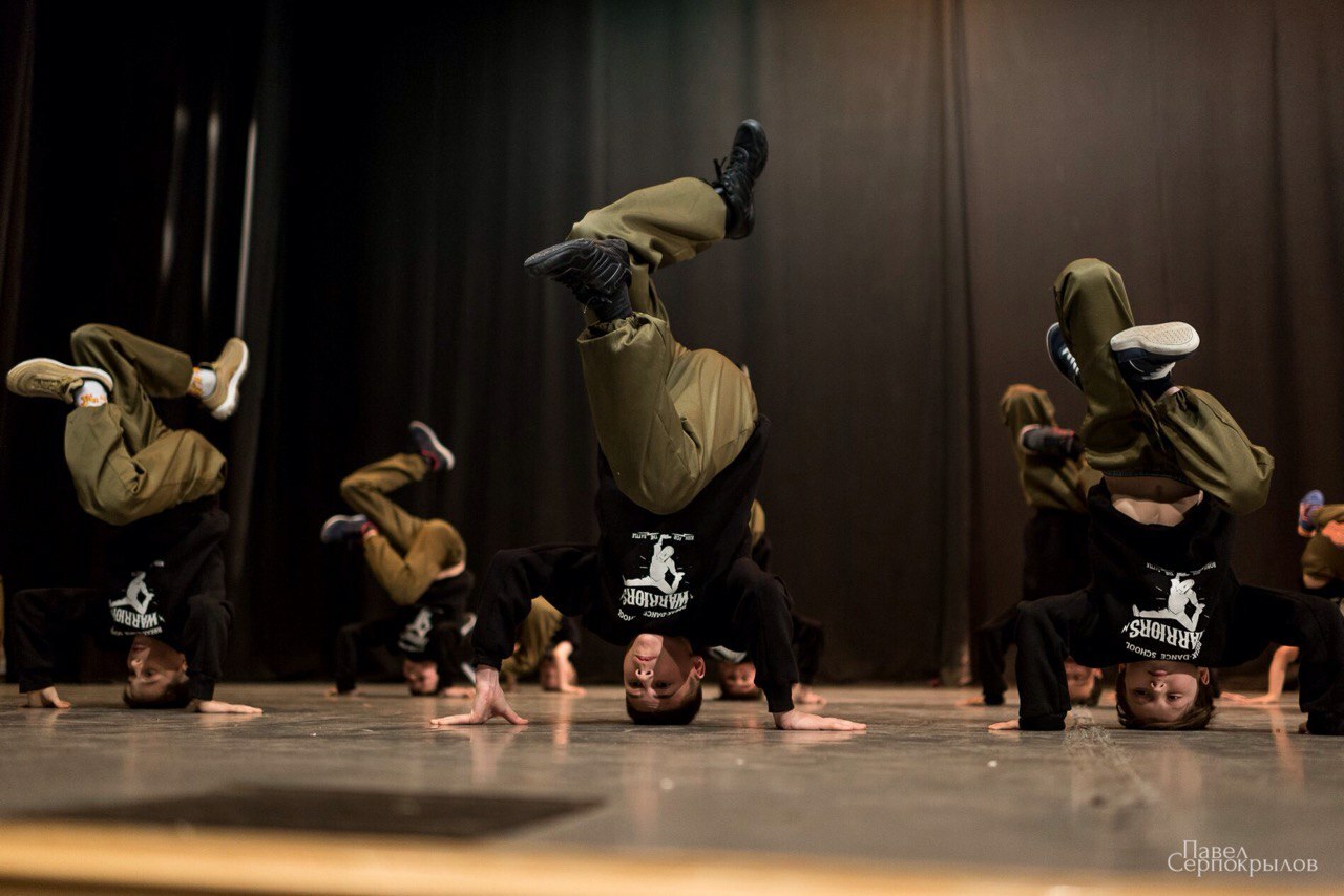 School warriors. Брейк данс Warriors. Школа дракона брейк данс. Брейк данс Дубай. Брейк данс под мостом.