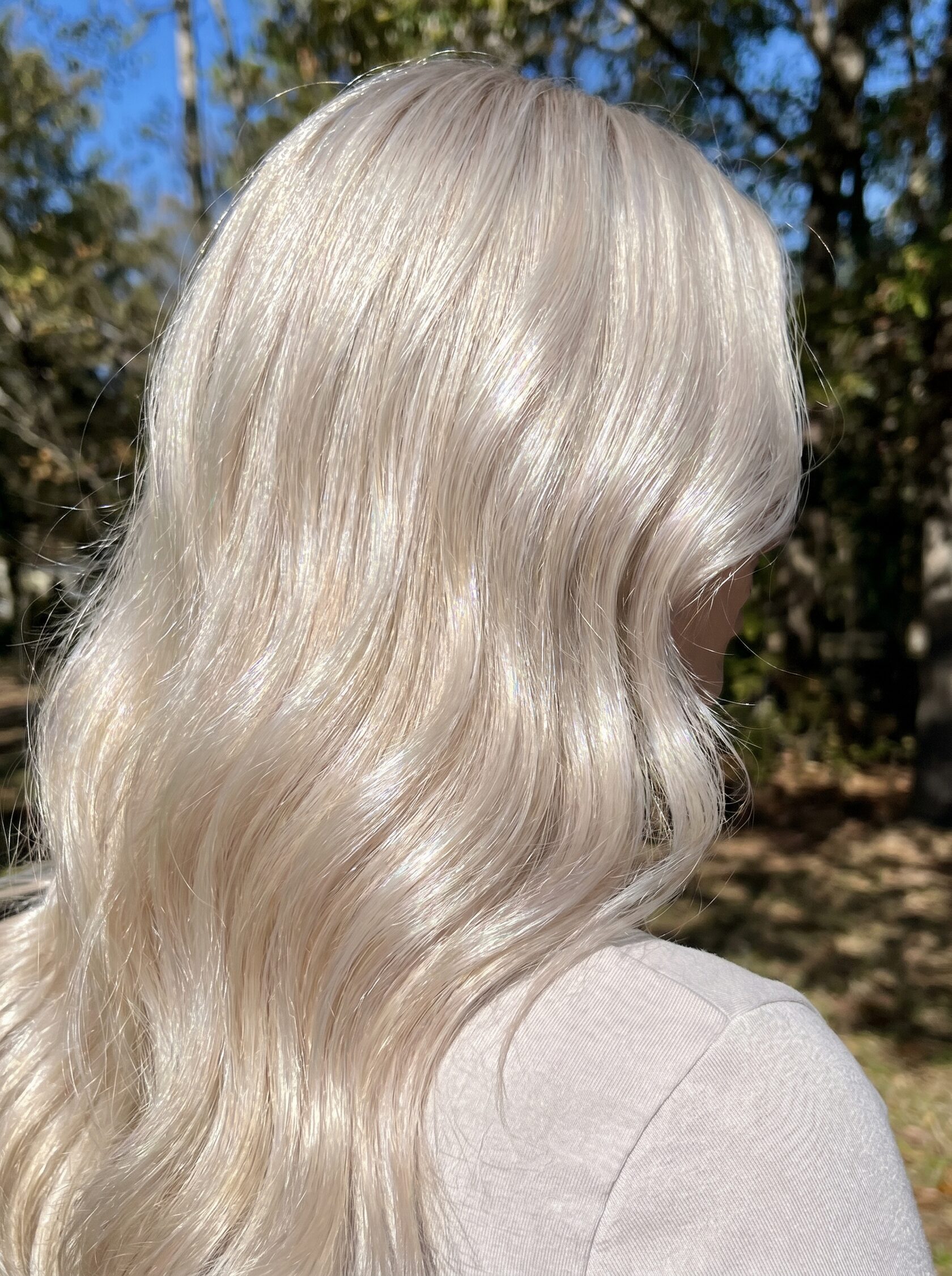 арктический блонд на волнистых волосах при дневном свете