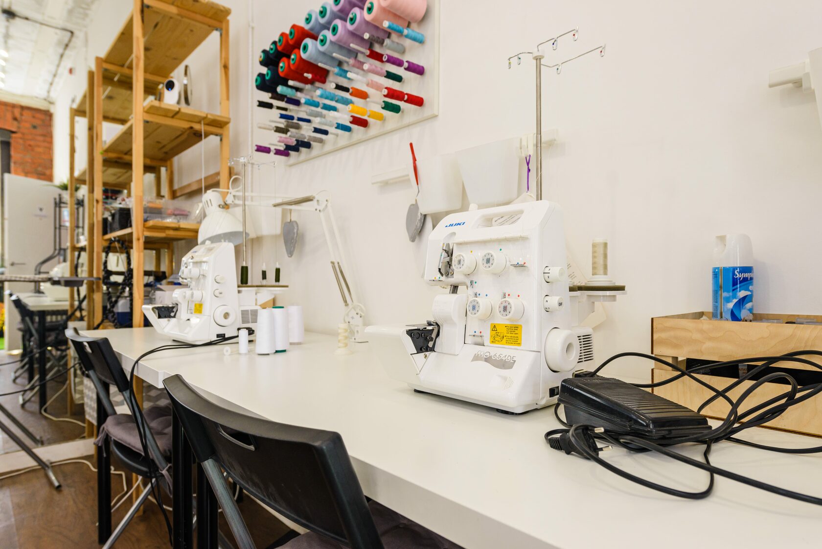 Мастерская пошива одежды. Интерьер ателье по пошиву одежды. Оборудование для швейной мастерской. Интерьер швейной мастерской. Интерьер швейного ателье.