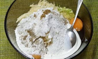 Приготовление запеканки из кабачков и картофеля в духовке: шаг 9