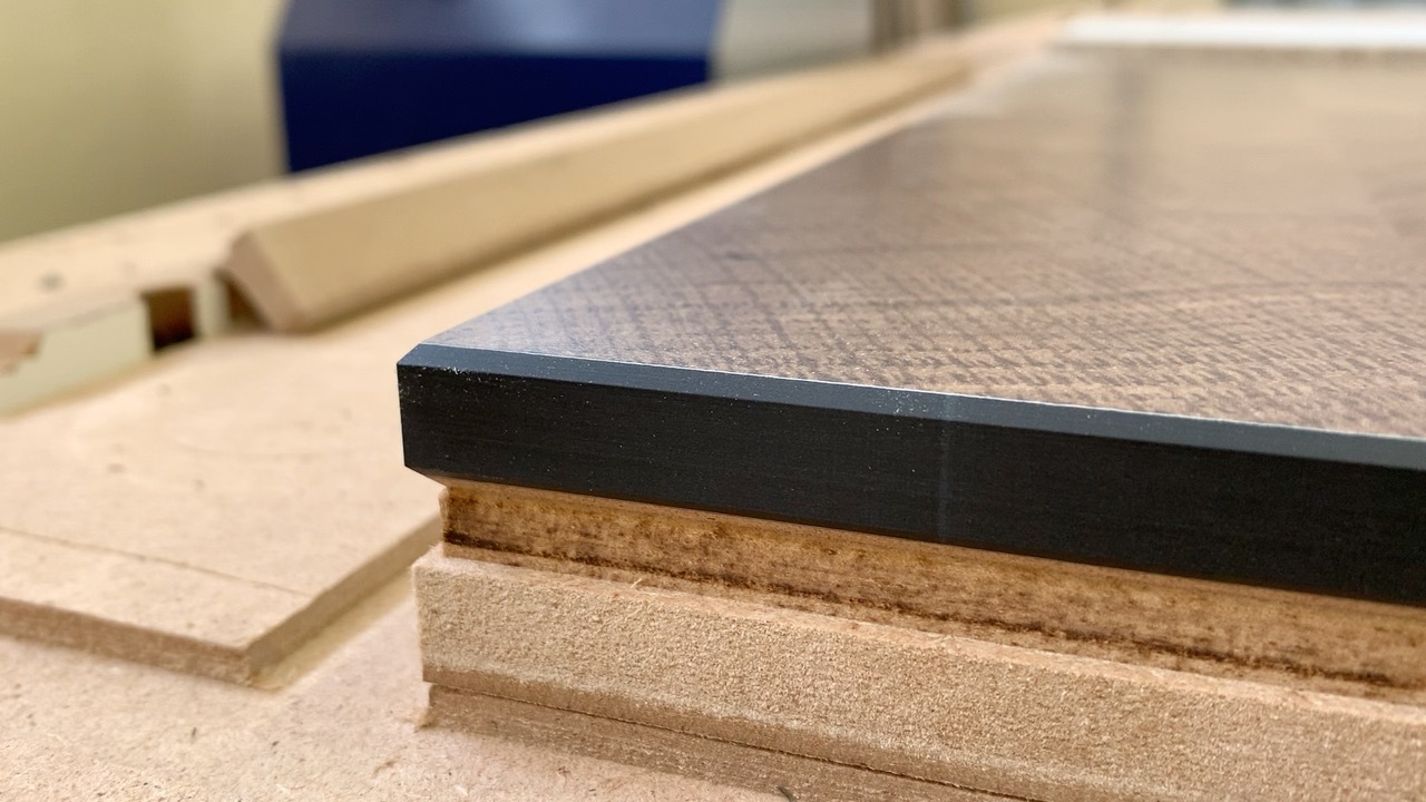 Компакт плита. Воняет при обработке.