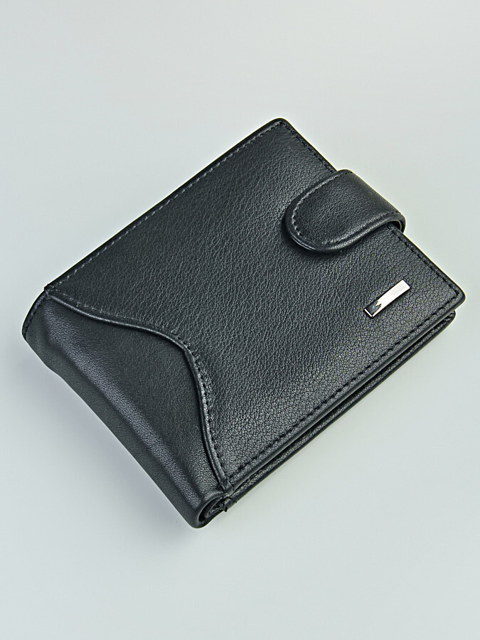 Портмоне мужское. Изделие выполнено из натуральной кожи, закрывается на кнопку.