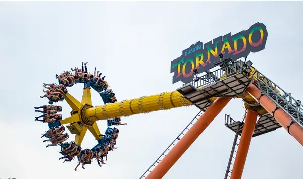Маятник Tornado с перевёрнутыми пассажирами в парке Dream World