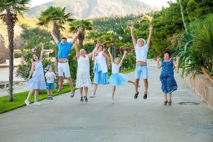 фотосессия для большой семьи в парке Айвазовского в Крыму, семья из 7 человек