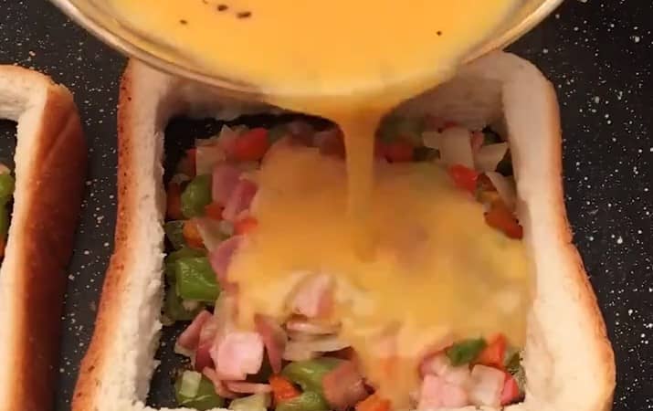 Приготовление гренок с яйцом сыром и колбасой на сковороде: шаг 5